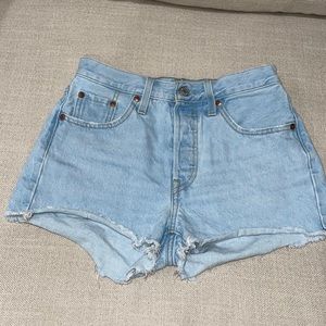 Levi’s light wash short